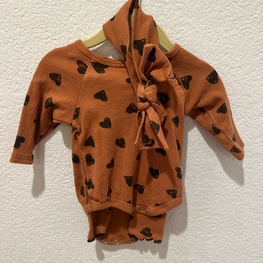 Heart Patterned Baby Bodysuit & Pants Set w/ Headband